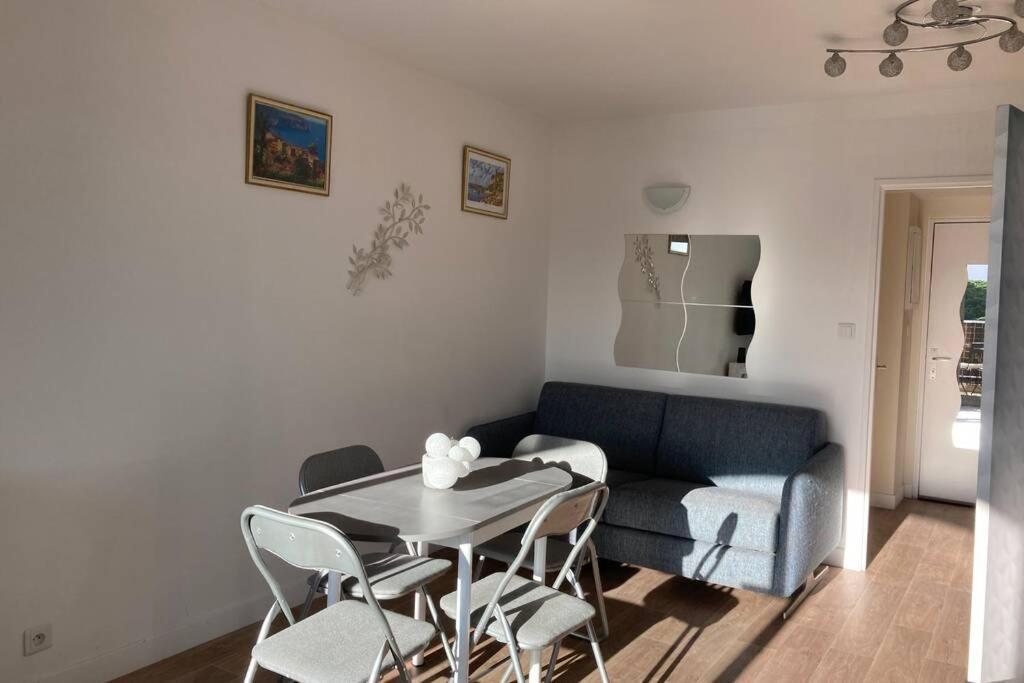 Escapade Au Port Apartment Hyeres Exterior photo