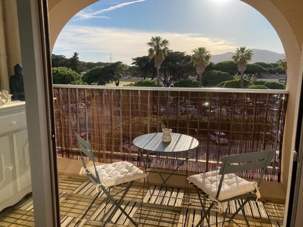Escapade Au Port Apartment Hyeres Exterior photo